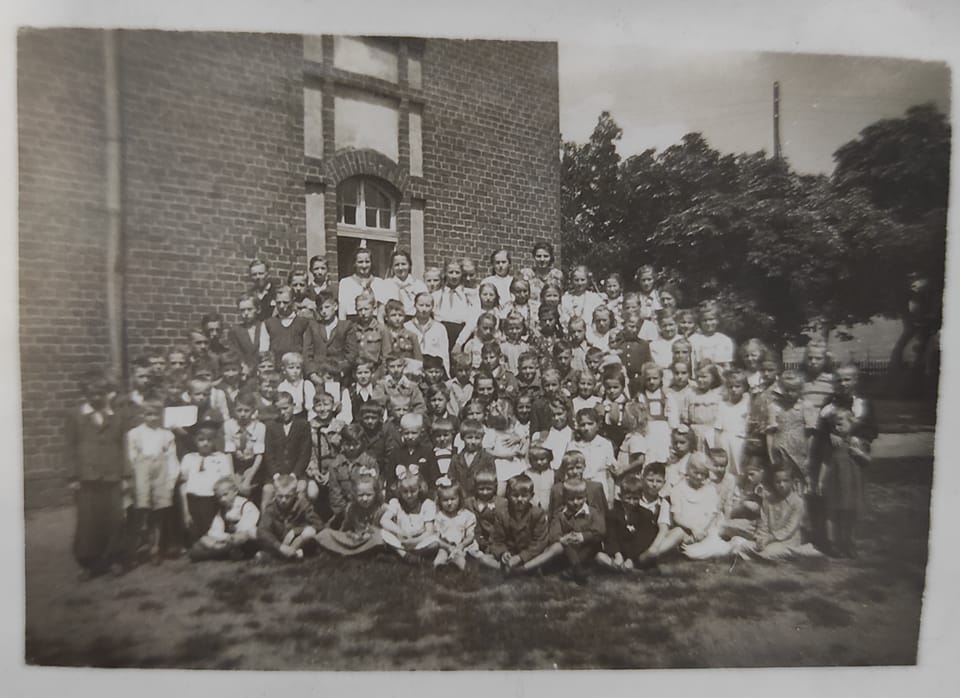 Fotografia uczniów szkoły w Dziadowej Kłodzie z 1952 roku