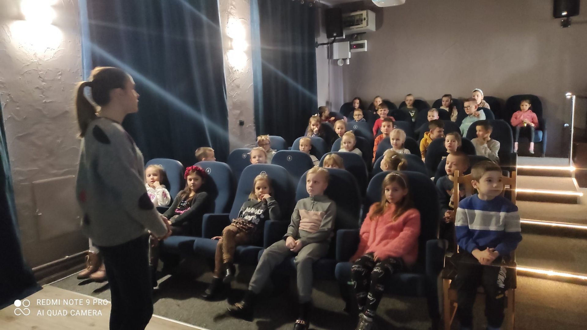 Uczniowie na seansie w naszym kinie